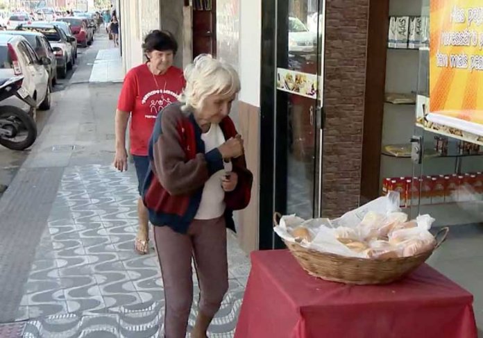 Padaria oferece pães frescos a quem não tem dinheiro para comprar