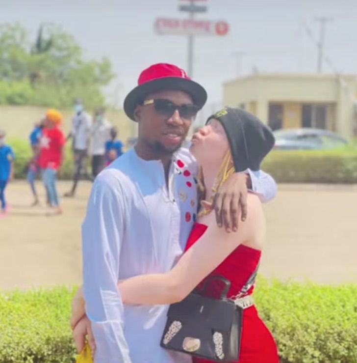 agrandeartedeserfeliz.com - “Estou viciado nela”: nigeriano pediu em casamento uma jovem albina que foi rejeitada pela família
